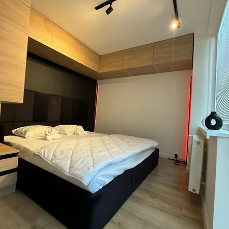 Next To アパート *