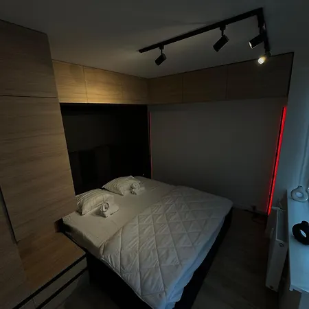 Next To アパート