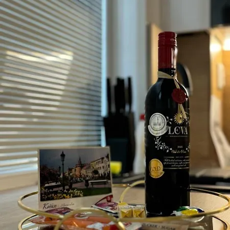 アパート Next To *